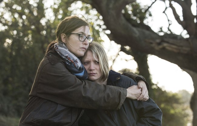Jennifer (Kate Winslet) und Anna (Mia Wasikowska) sprechen sich aus. Jennifer (Kate Winslet) und Anna (Mia Wasikowska) sprechen sich aus.
