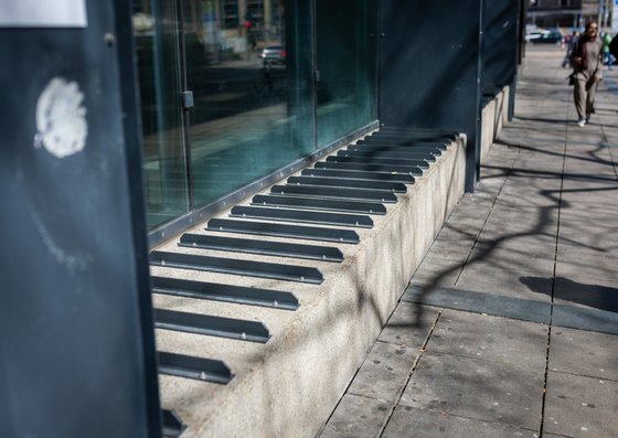 Konsumieren ja, ausruhen nein: defensive Architektur. Foto: Julian Rettig