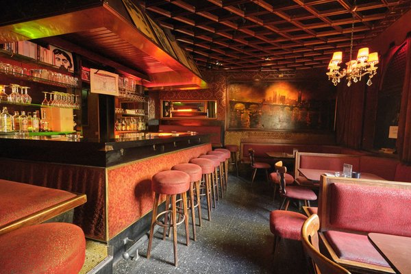 Das Café Weiß von innen im plüschigen Rot. Foto: Joachim E. Röttgers