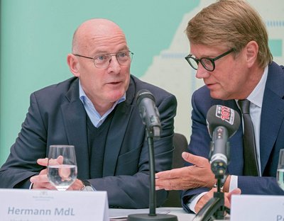 Hermann (links) und Pofalla wollen alle Änderungen gemeinsam beschließen. Fotos: Joachim E. Röttgers