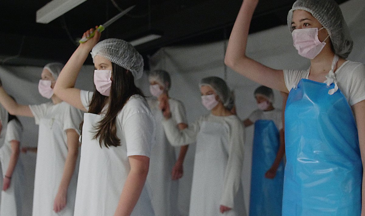 Die SchülerInnen inszenieren Brechts "Heilige Johanna der Schlachthöfe", während manche Eltern in einem arbeiten. Filmstills: JIP Film