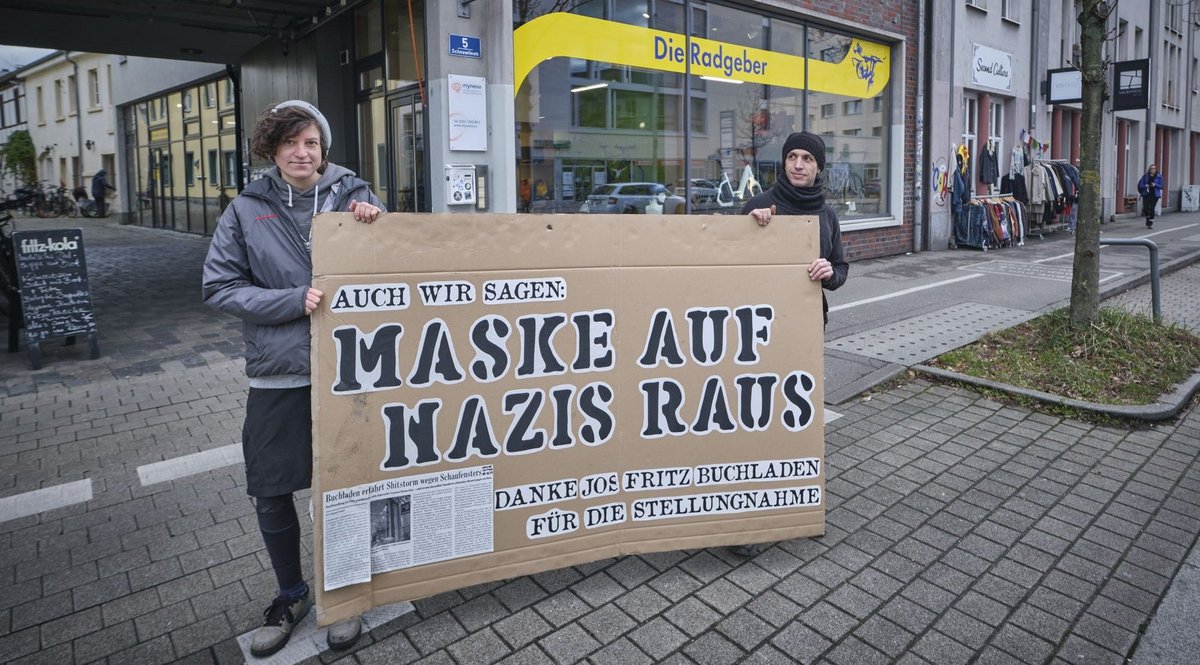 Ärger wegen diesem Schild: Der Freiburger Radladen "Die Radgeber" wird von den querdenkenden "Anwälten für Aufklärung" beobachtet. Fotos: Joachim E. Röttgers