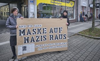 Hippiebusse mit Deutschlandfahnen