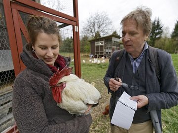 Hans-Ulrich Grimm auf dem Hof von Inga Günther.