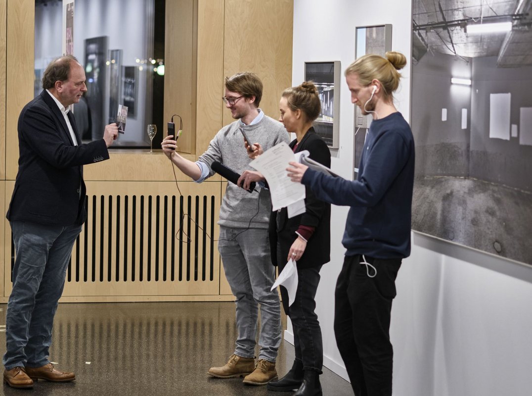 Christian Gögger, künstlerischer Leiter des Kunstvereins Esslingen, laudiert ins Smartphone. 