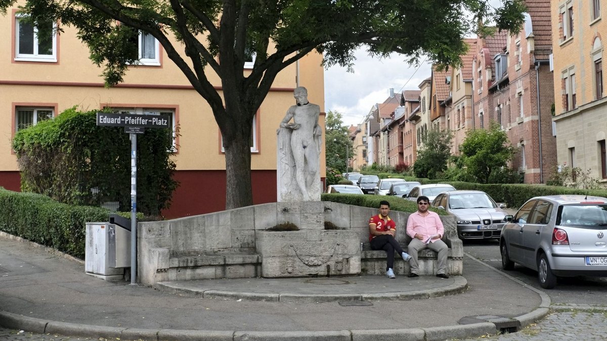 An diesem "Ort mit Pflastersteinen" steht nicht nur der Jünglingsbrunnen, sondern auch ein Denkmal des Vereins für das Wohl der arbeitenden Klassen. Fotos: Joachim E. Röttgers