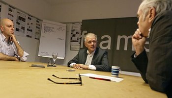 Fritz Kuhn (Mitte) mit den Kontext-Redakteuren Jürgen Lessat (links) und Josef-Otto Freudenreich. Foto: Joachim E. Röttgers