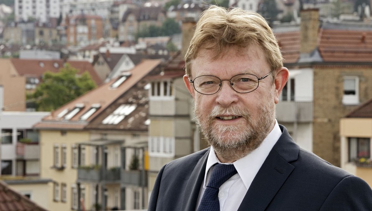 Manche nennen ihn den Troubleshooter, also Problemlöser, von Minister Manfred Lucha: Uwe Lahl, Amtschef im Gesundheits- und Sozialministerium. Fotos: Joachim E. Röttgers Manche nennen ihn den Troubleshooter, also Problemlöser, von Minister Manfred Lucha: Uwe Lahl, Amtschef im Gesundheits- und Sozialministerium. Fotos: Joachim E. Röttgers