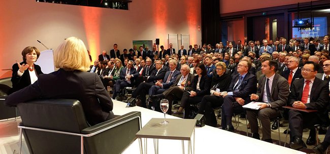 Weltmarktführertreff 2019: Leibinger sitzt auf dem Podium (links), in der ersten Reihe ihr Sprecher Andreas Möller (2.v.r.) und in der Mitte Reinhold Würth. Foto: Hans Kumpf