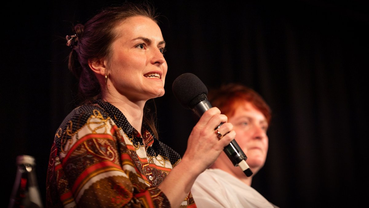 Franziska Schaible (vorne) und Anna Hunger am 11. Mai auf dem Podium im Kulturcafé Merlin. Fotos: Julian Rettig