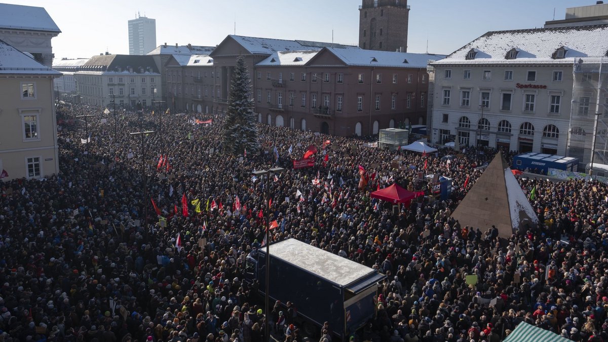 Zeitgleich demonstrierten rund 25.000 Menschen in Karlsruhe. Foto: Gustavo Alàbiso Zeitgleich demonstrierten rund 25.000 Menschen in Karlsruhe. Foto: Gustavo Alàbiso