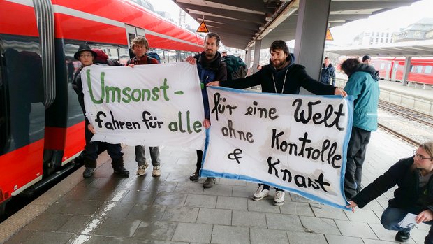 Schwarzfahraktivisten im März 2015: "Für eine Welt ohne Kontrolle und Knast". Foto: Bundespolizei