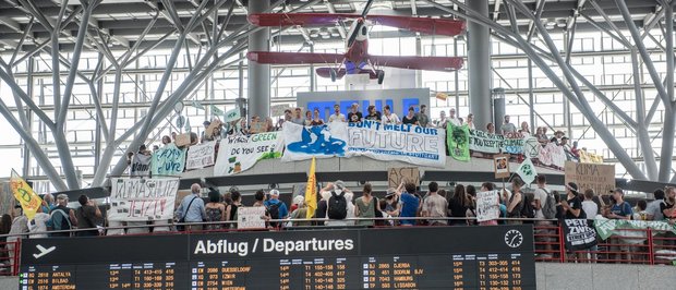 Auch letzten Freitag blieb FfF friedlich, nur Flieger gingen in die Luft. Foto: Jens Volle Auch letzten Freitag blieb FfF friedlich, nur Flieger gingen in die Luft. Foto: Jens Volle