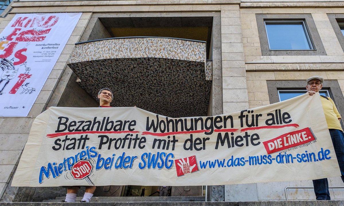 Demo gegen Mieterhöhung bei der SWSG, hier am 14.6.2018 vor dem Stuttgarter Rathaus. Foto: Joachim E. Röttgers