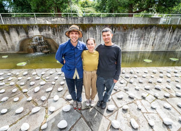 Die Umweltbiologin Mo Langmuir und die Spaziergangsforscher Samuel Collins und Shō Murayama im "geomantischen Garten".