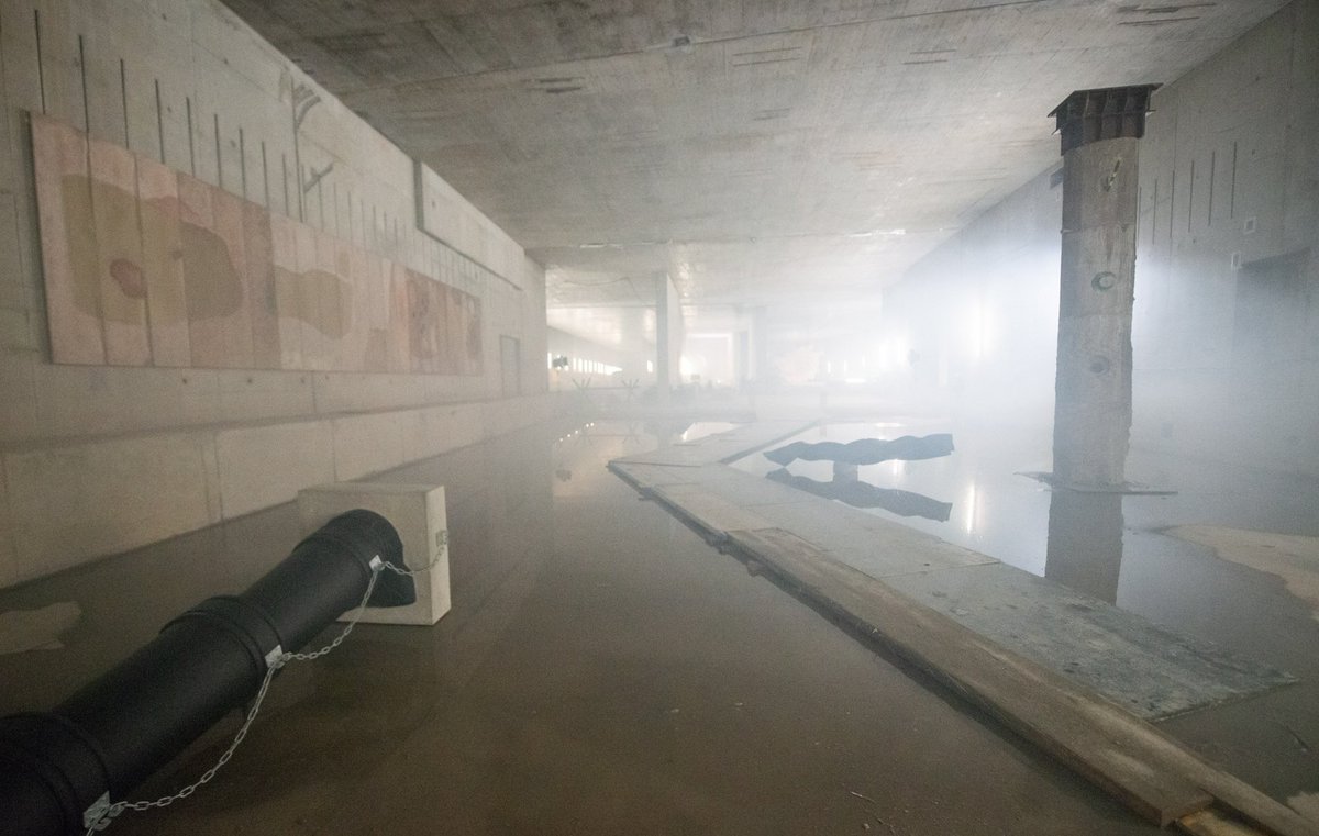 Rechts eine Betonsäule mit Fundstücken aus der Großbaustelle, links Putzbilder aus nachhaltigen Geopolymeren.