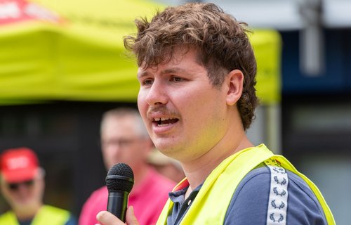 Verdi-Gewerkschaftsekretär Maximilian Heß betreut den SWR.