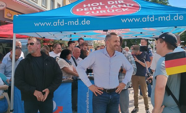 AfD-Spitzenkandidat Ulrich Siegmund (Mitte) bei einer Wahlkampfveranstaltung in Magdeburg im Juli 2026. Foto: Roy Zuo, <a href="https://creativecommons.org/licenses/by-sa/4.0" title="Creative Commons Attribution-Share Alike 4.0">CC BY-SA 4.0</a>, <a href="https://commons.wikimedia.org/w/index.php?curid=196375030">Link</a>