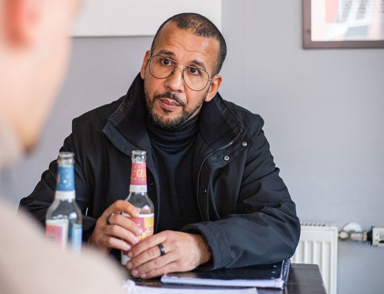 Deutschlehrer Mani Bhouhabila bietet im Gasparitsch Nachhilfe an. Deutschlehrer Mani Bhouhabila bietet im Gasparitsch Nachhilfe an.