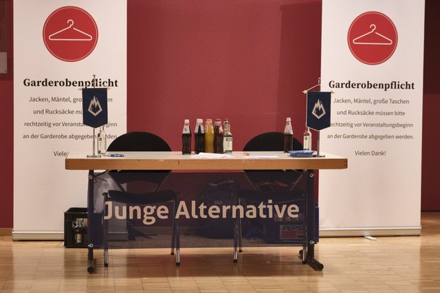 Info-, nein: Getränkestand der Jungen Alternativen im Foyer.