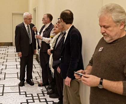 Winfried Kretschman (links) entschuldigt sich bei den Geschädigten.