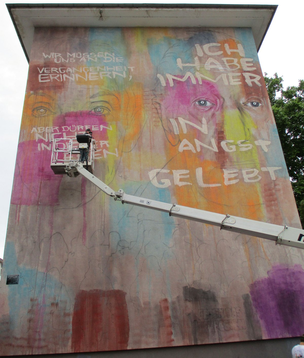 Der Berliner Streetart-Künstler Akut in Aktion. Der Berliner Streetart-Künstler Akut in Aktion.