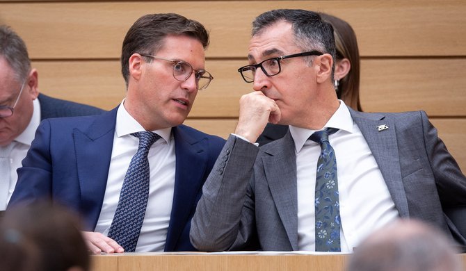 "Wir hätten das alle früher sehen können und sehen müssen", sagt Baden-Württembergs Ministerpräsident Cem Özdemir (r.), hier mit seinem Stellvertreter Manuel Hagel. Foto: Julian Rettig