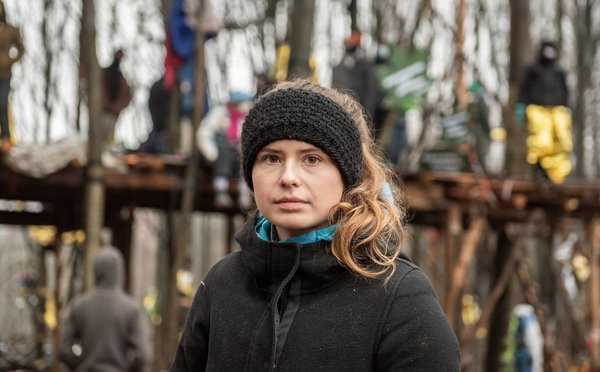 Luisa Neubauer baut Barrikaden.