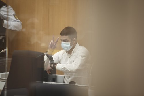 Bringt Rechtsanwalt Mandic zur Weißglut: Victory-Zeichen für und von dem Inhaftierten. Foto: Julian Rettig