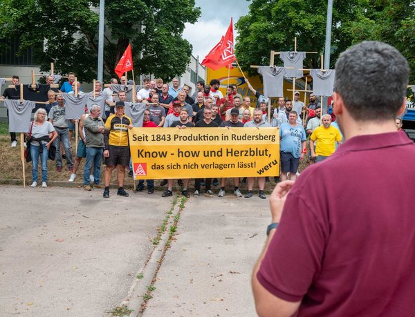 Bürgermeister Raimon Ahrens versichert den Beschäftigten, Rudersberg stehe an ihrer Seite.