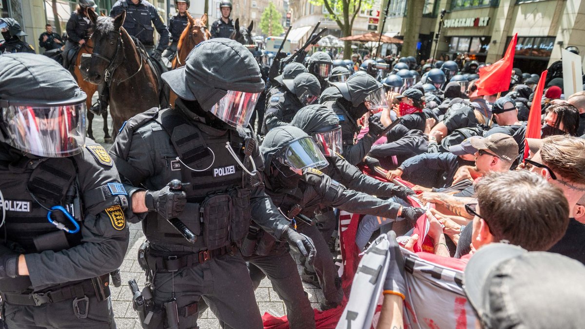 Tübinger Straße Stuttgart, 1. Mai 2024: Polizist:innen kesseln die Spitze des Demozugs ein. Foto: Jens Volle