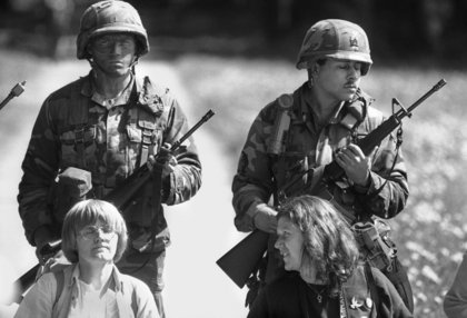 Mai 1987: Zum Muttertag blockieren Frauen die Zufahrt zum US-Raketendepot in Mutlangen.