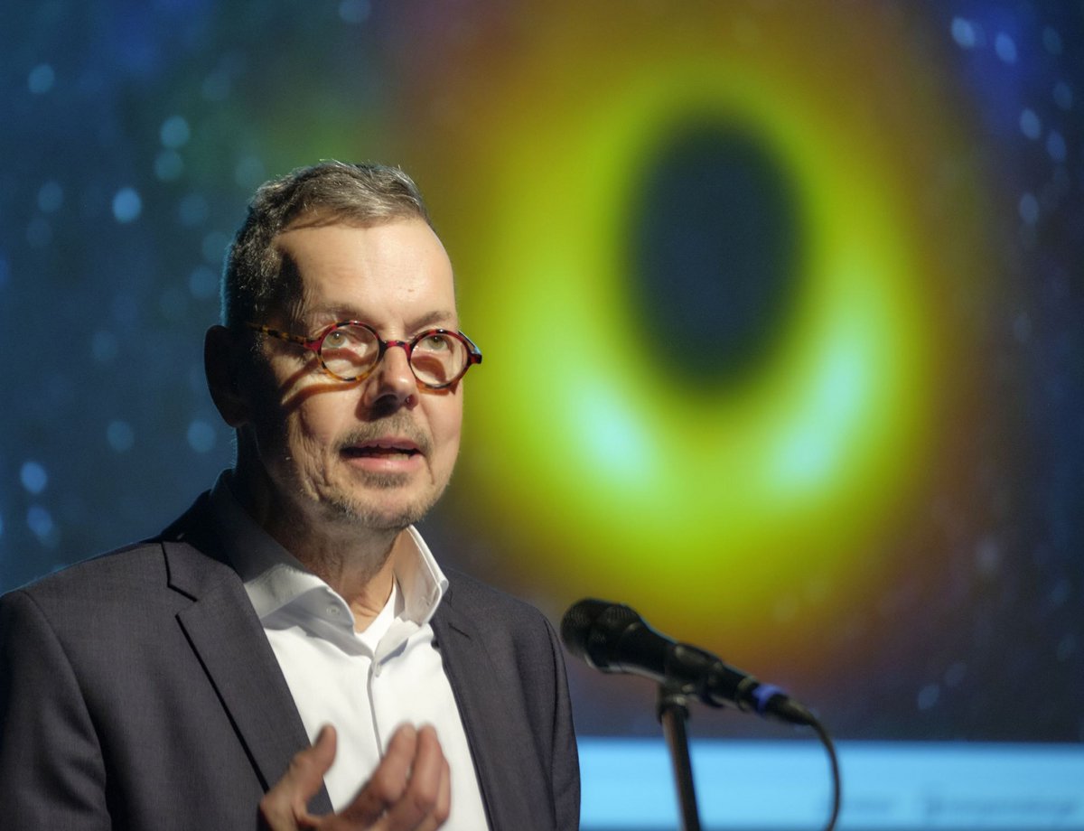 Sparzwang führt in schwarze Löcher. Der Ökonom Peter Bofinger will die schwäbische Hausfrau loswerden. Fotos: Joachim E. Röttgers Sparzwang führt in schwarze Löcher. Der Ökonom Peter Bofinger will die schwäbische Hausfrau loswerden. Fotos: Joachim E. Röttgers