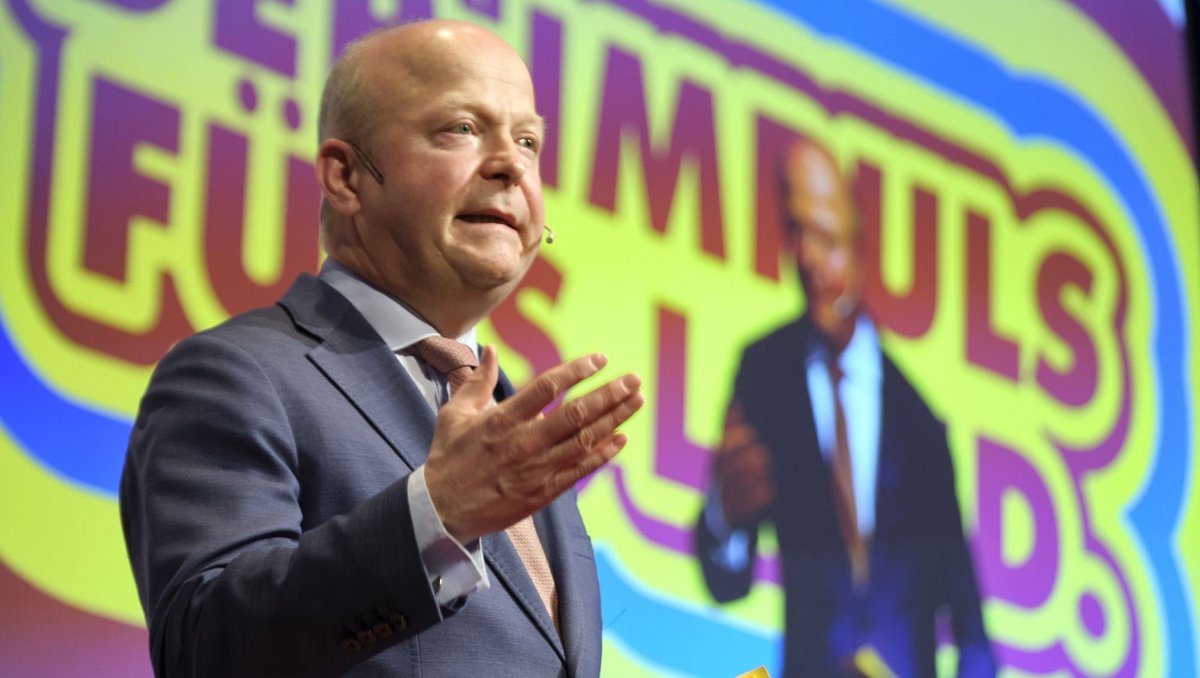 FDP-Landeschef Michael Theurer beim Dreikönigs-Parteitag in bonbonbunt. Fotos: Joachim E. Röttgers FDP-Landeschef Michael Theurer beim Dreikönigs-Parteitag in bonbonbunt. Fotos: Joachim E. Röttgers