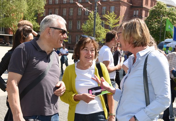 Politikprofessor Ulrich Eith (links), Edith Sitzmann (rechts). 