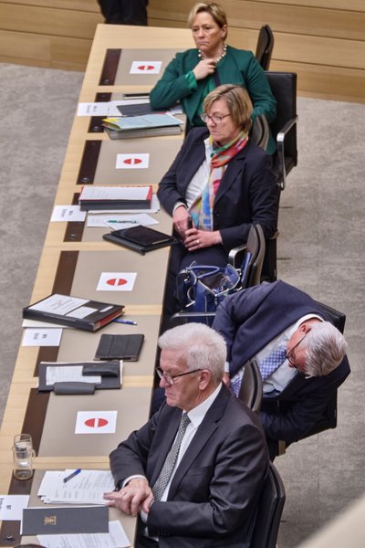 Fast fliegt einer von der Ministerbank – von vorne: Kretschmann (Grüne), Strobl (CDU), Edith Sitzmann (Grüne), Susanne Eisenmann (CDU).