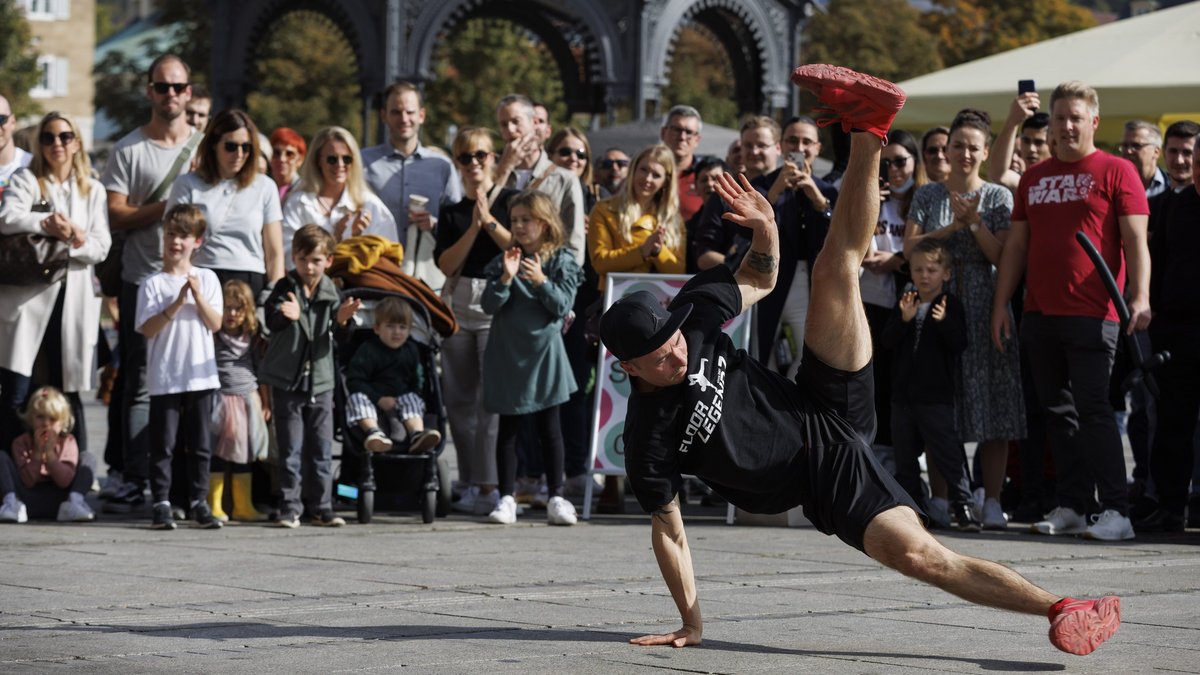 Tänzer auf dem Schlossplatz. Foto: Julian Rettig