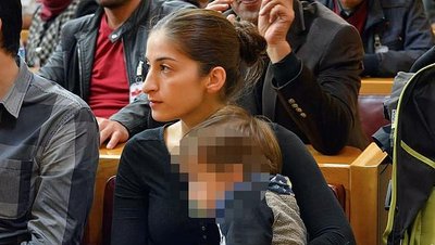 Die Journalistin Meşale Tolu vor Gericht. Ihr Sohn, der mit ihr im Gefängnis war, ist mittlerweile wieder in Deutschland. Fotos: privat