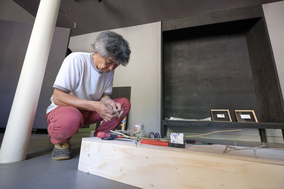 Rikuo Ueda beim Bau seiner kleinen Apparaturen.