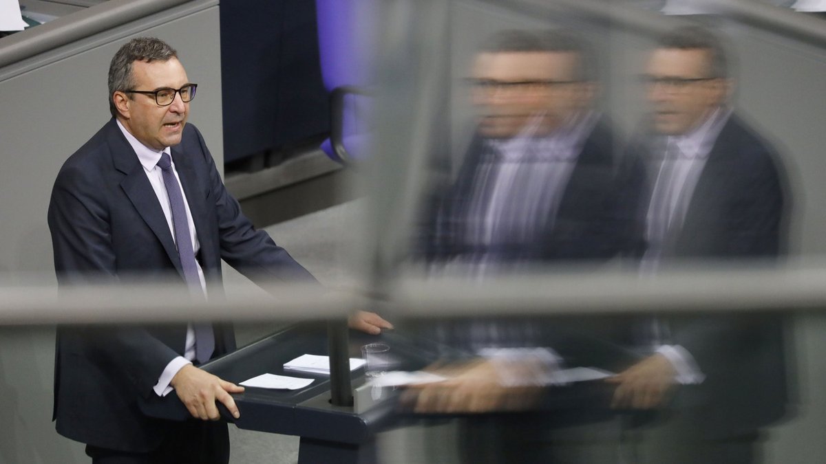 Die vielen Gesichter des Joachim P. – hier noch vor seinem Rücktritt als MdB und wirtschaftspolitischer Sprecher der CDU/CSU-Bundestagsfraktion. Foto: Christoph Hardt/Geisler-Fotopress Die vielen Gesichter des Joachim P. – hier noch vor seinem Rücktritt als MdB und wirtschaftspolitischer Sprecher der CDU/CSU-Bundestagsfraktion. Foto: Christoph Hardt/Geisler-Fotopress