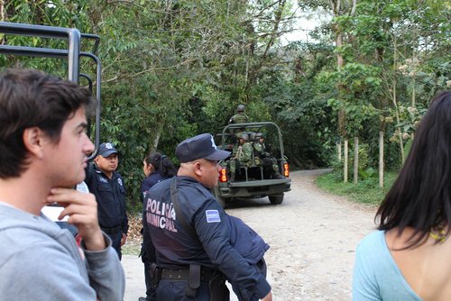 Urlaubsszene in Xilitla, San Luis Potosí: Der argentinische Tourist (links) wurde am Rand des Regenwaldes ausgeraubt. Gemeindepolizei, Bundespolizei und Nationalgarde werden innerhalb kürzester Zeit aufgefahren.