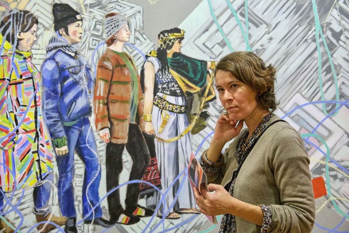 Galerie-Chefin Steimel vor dem Wandbild "3 Hamburger Frauen" – Ergül Cengiz, Henrieke Ribbe und Kathrin Wolf.