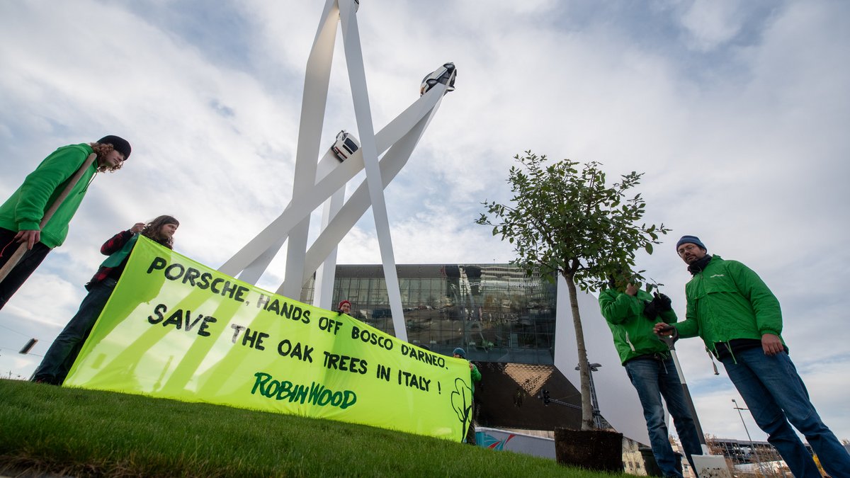 Bei ihrer Aktion vor der Porsche-Zentrale scheiterten die Aktivist:innen übrigens damit, eine Steineiche unter dem monumentalen Auto-Kunstwerk zu pflanzen. Den Wald aber haben sie mitgerettet.