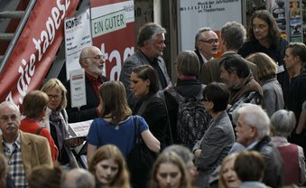 Festredenhalters Lust Gäste en masse beim Kontext-Geburtstagsfest im Theaterhaus. Foto: Joachim E. Röttgers