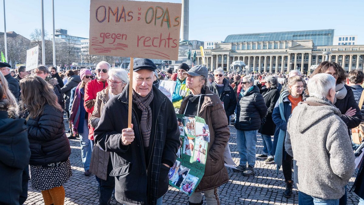 Auch ihre Omas und Opas sind bei jeder Demo gegen rechts dabei, so am 27.1.2024 in Stuttgart.
