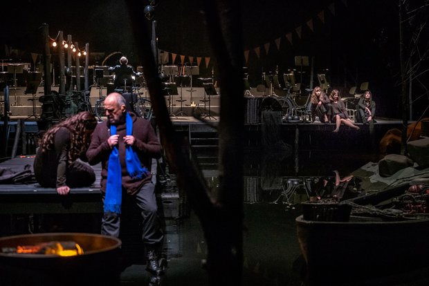 Protagonist Blaubart hat zwar keinen blauen Bart, aber einen blauen Schal. 