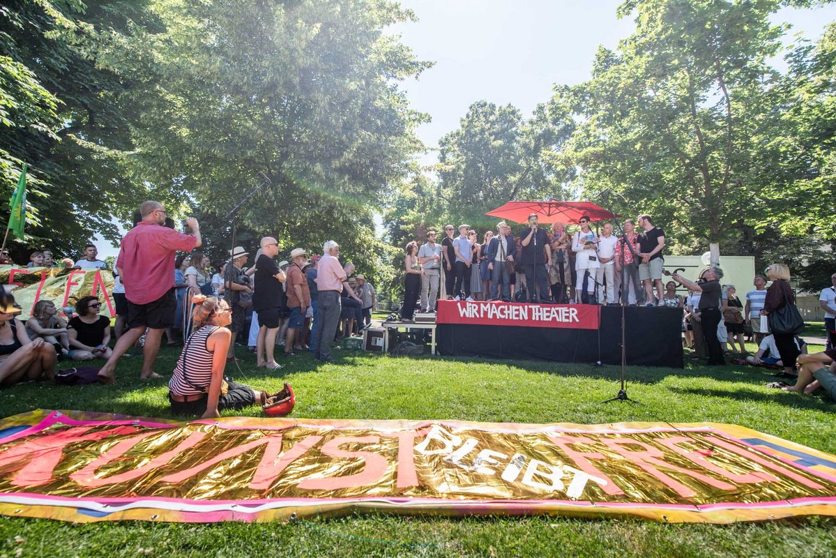 "Kunst bleibt frei!" und bunt und golden bei der Kundgebung am vergangenen Samstag. Mehr Demo-Bilder mit Klick auf den Pfeil. Fotos: Jens Volle