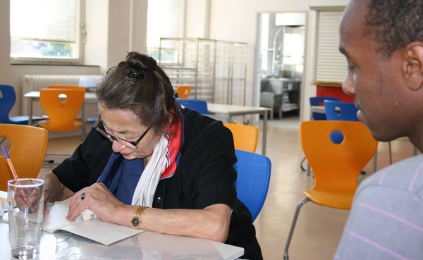 Elisabeth Guttenbergers Engagement lässt sie auch an die Schule zurückkehren, die sie einst selbst besucht hat. Foto: Gudrun Greth