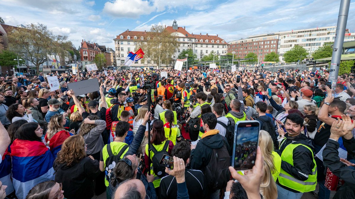 Der Andrang insbesondere der serbischen Community ist groß. 