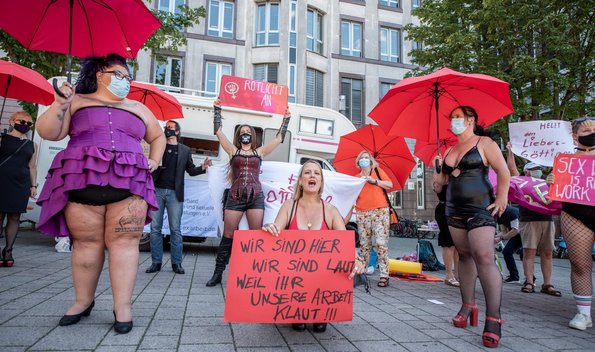 Bunte Girls für ein Ende des Puff-Lockdowns.  Bunte Girls für ein Ende des Puff-Lockdowns.